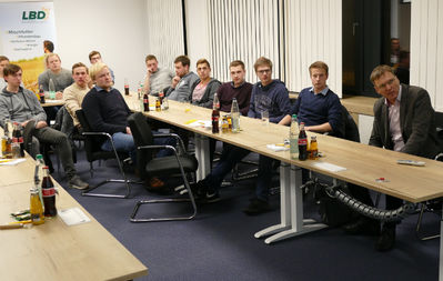 Junglandwirte diskutieren mit Prof. Dr. Ulrich Enneking
