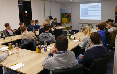 Junglandwirte diskutieren mit Prof. Dr. Ulrich Enneking