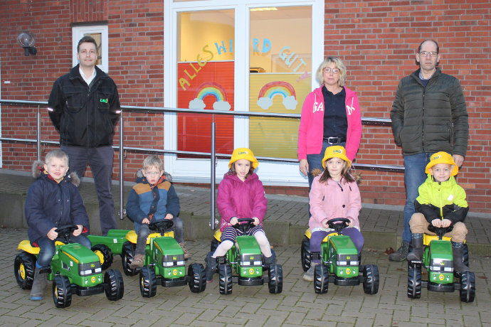 Wir spenden Trettrecker für Holdorfer und Steinfelder Kindergärten